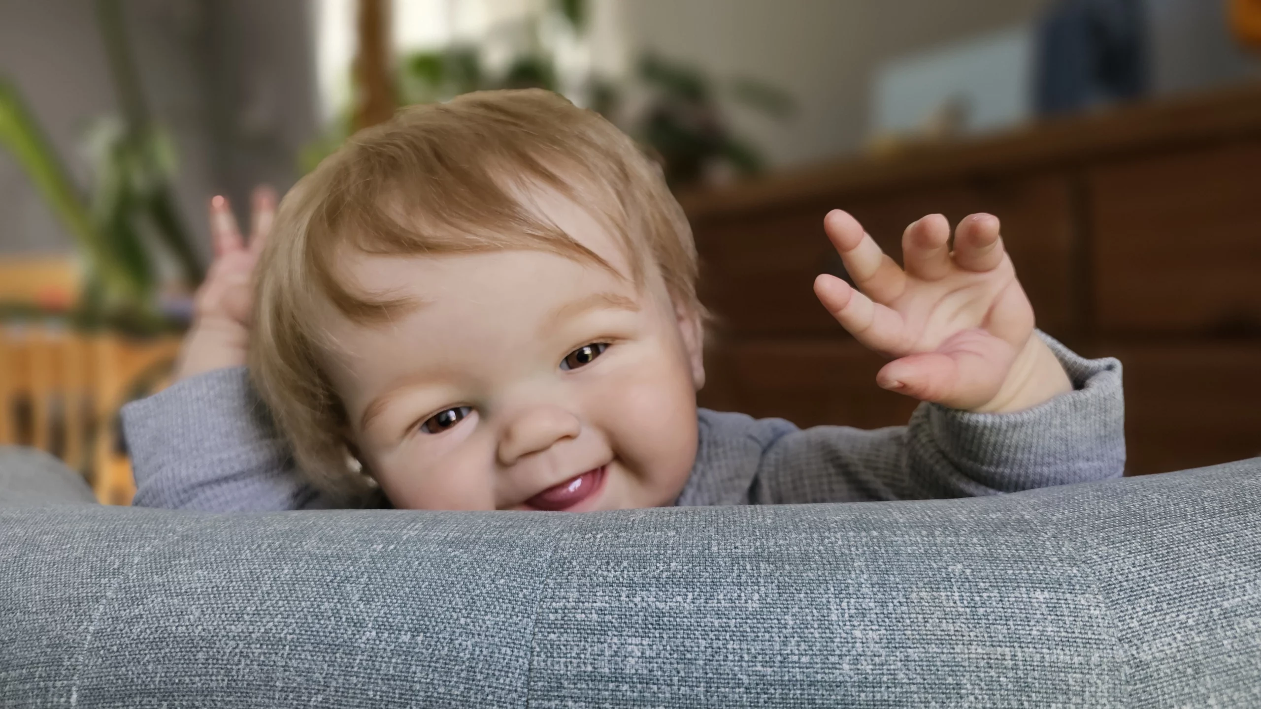poupée reborn levant les mains en l'air